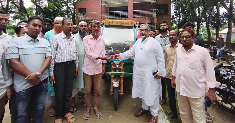 নিছামনির বাবার হাতে অটোরিকশা তুলে দেন সৈয়দ এমরান সালেহ প্রিন্স